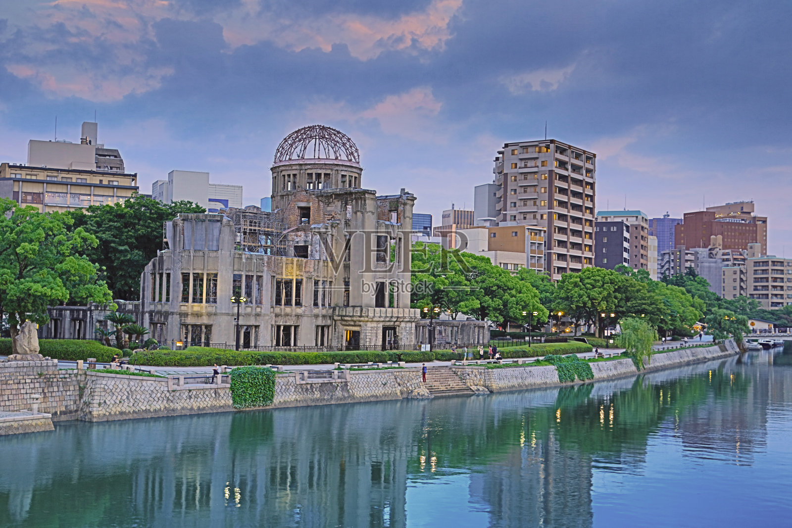 御川河畔的日本城市天际线。照片摄影图片