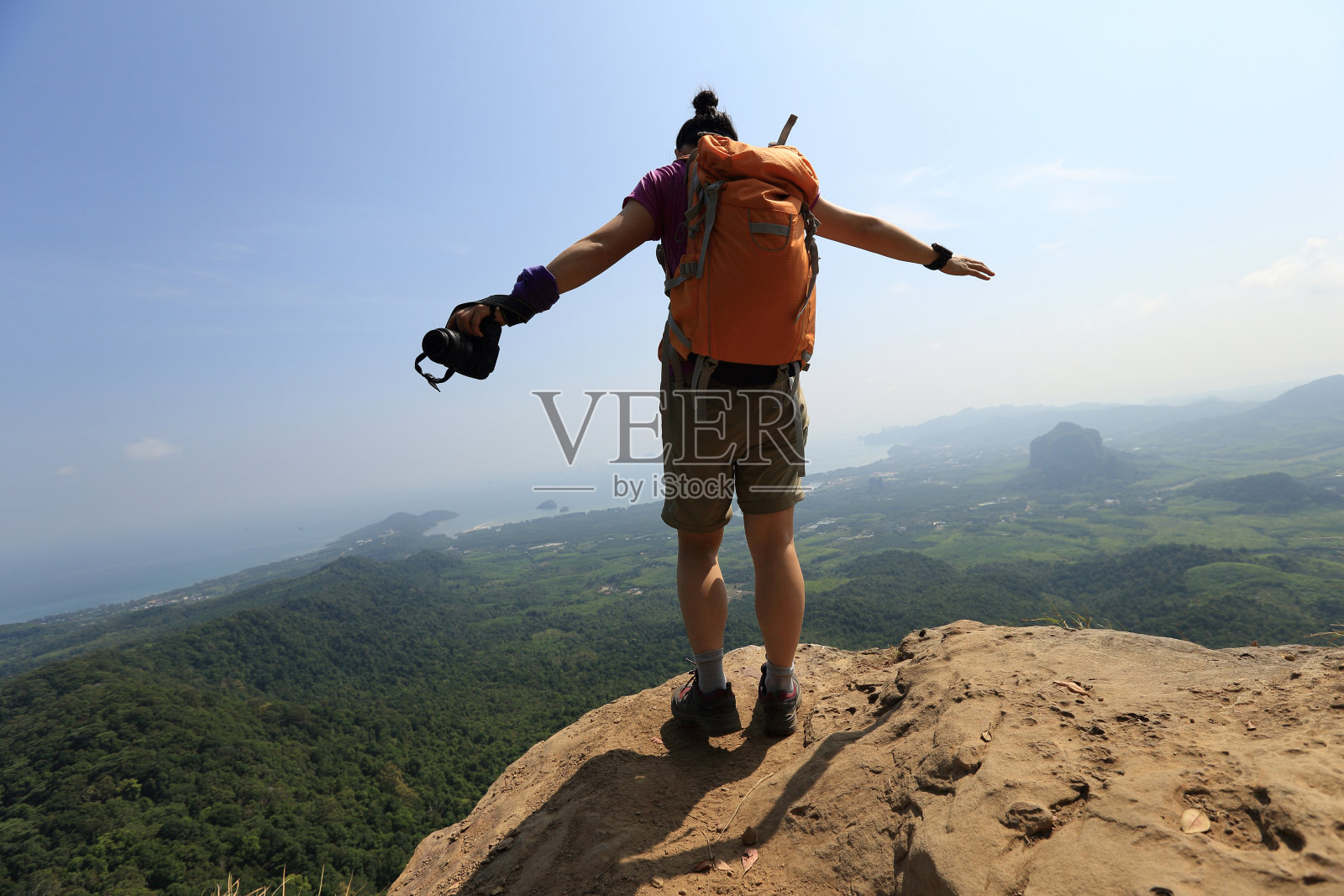 成功的女性徒步旅行者喜欢在山顶徒步旅行的景色照片摄影图片