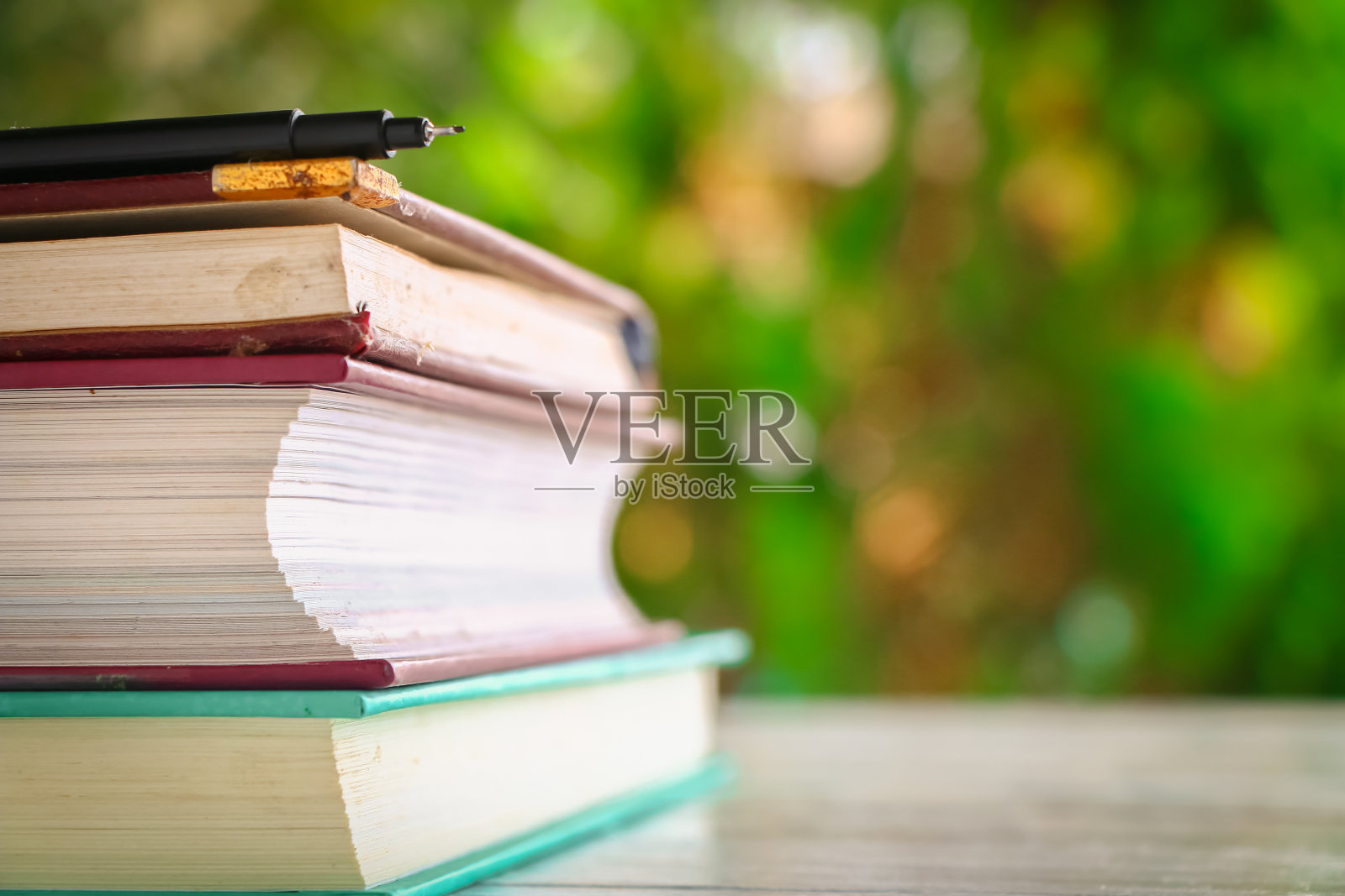 组书用笔画和自然模糊的背景照片摄影图片