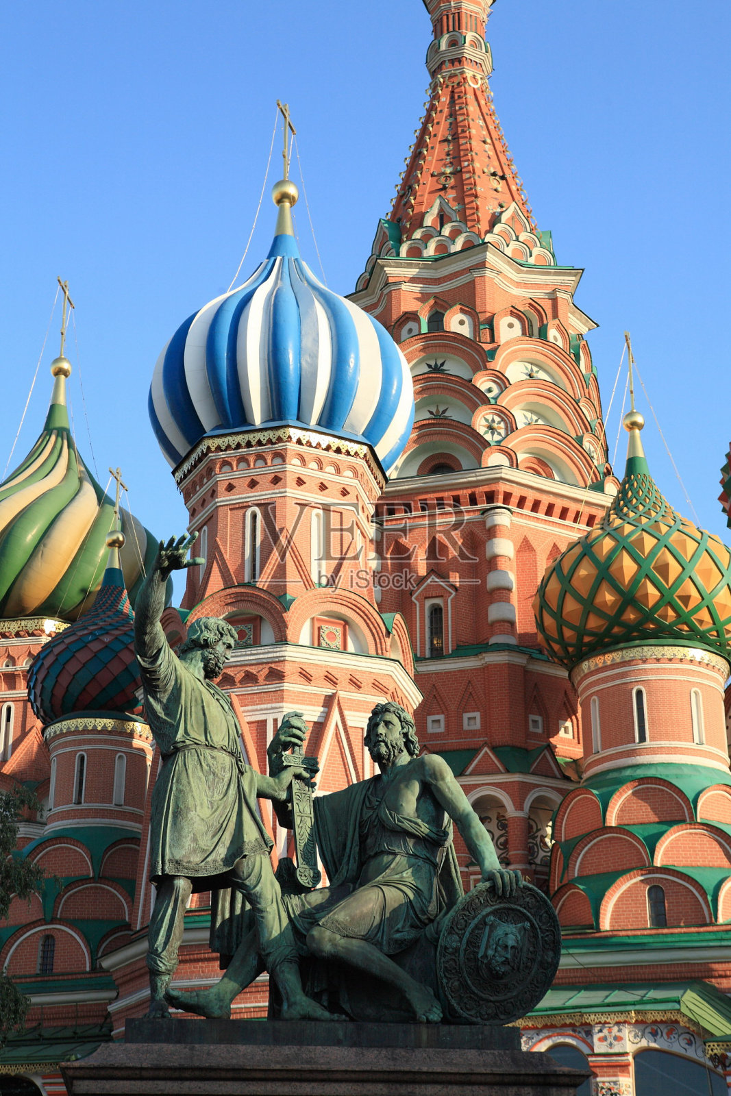 神圣的巴兹尔大教堂和米宁和波扎尔斯基雕像照片摄影图片
