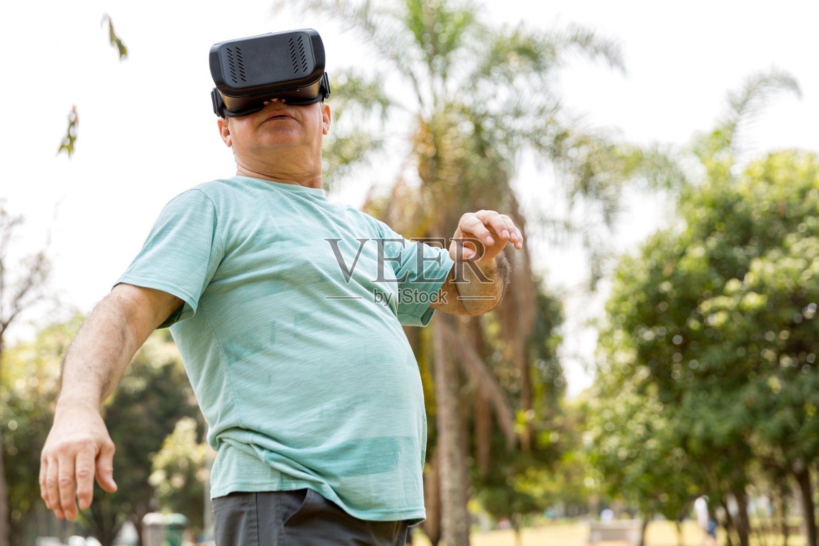 户外戴着虚拟现实眼镜的活跃老年人照片摄影图片
