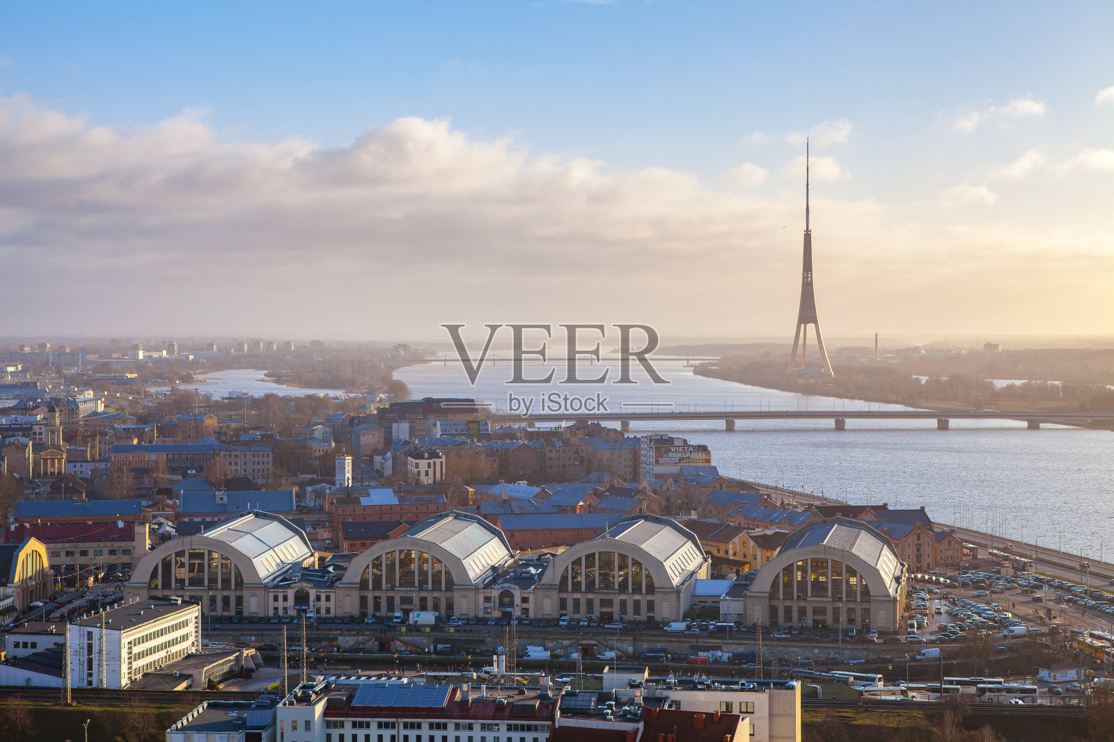 拉脱维亚里加- 2016年12月25日。中央市场，多加瓦河和里加电视和广播塔-拉脱维亚。阳光明媚的夏日，背光照片摄影图片