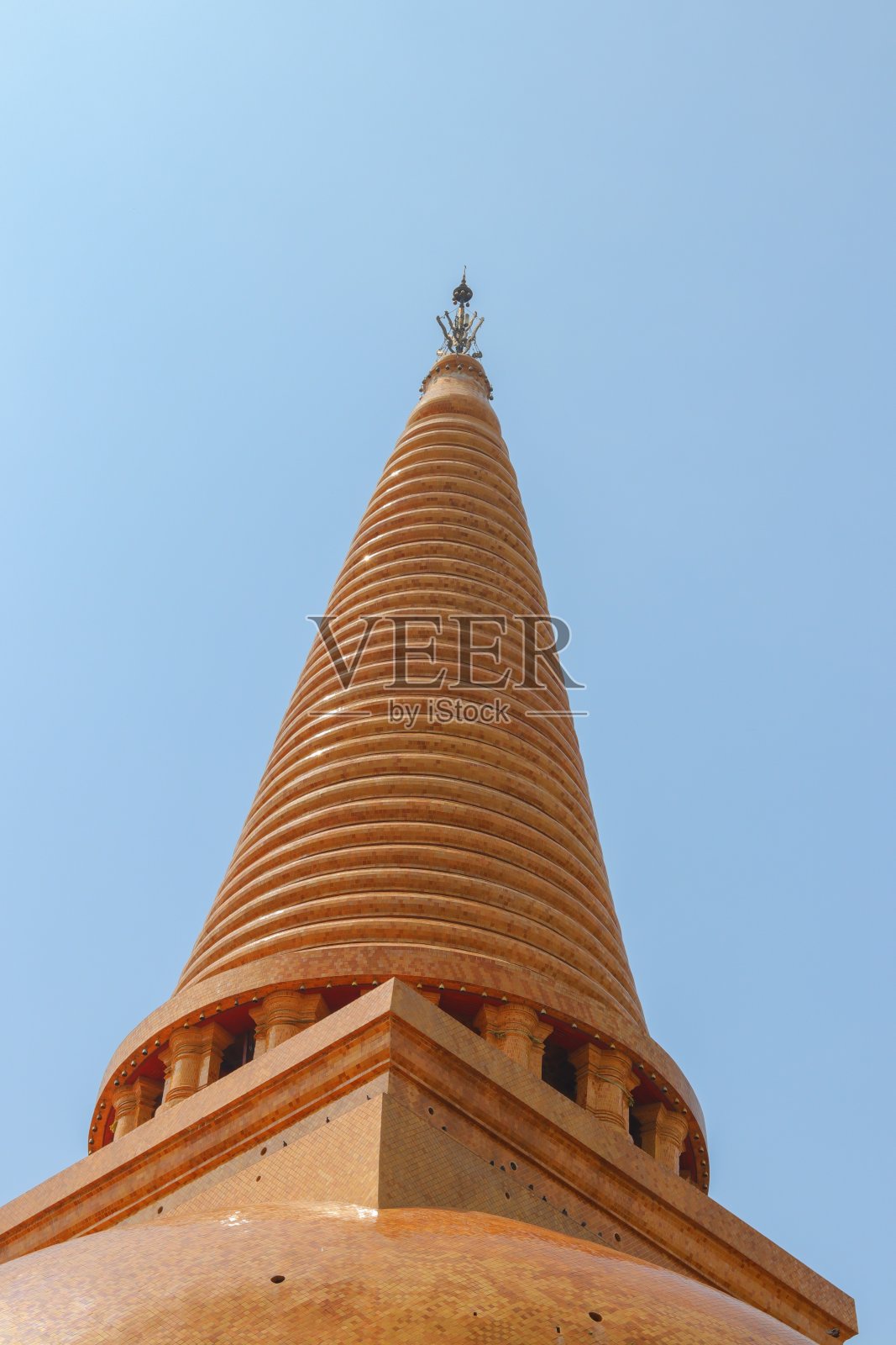 美丽的庙宇，在蓝天背景下的泰国地标照片摄影图片