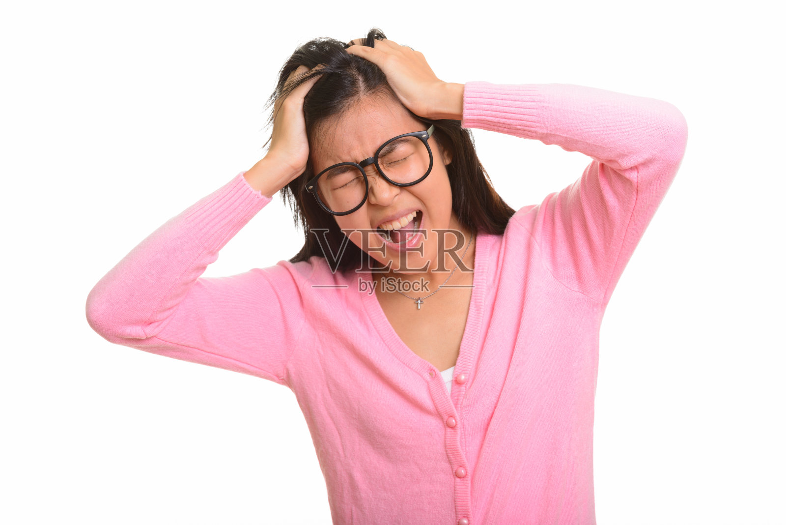 感到沮丧而抓头发的年轻亚洲女性照片摄影图片