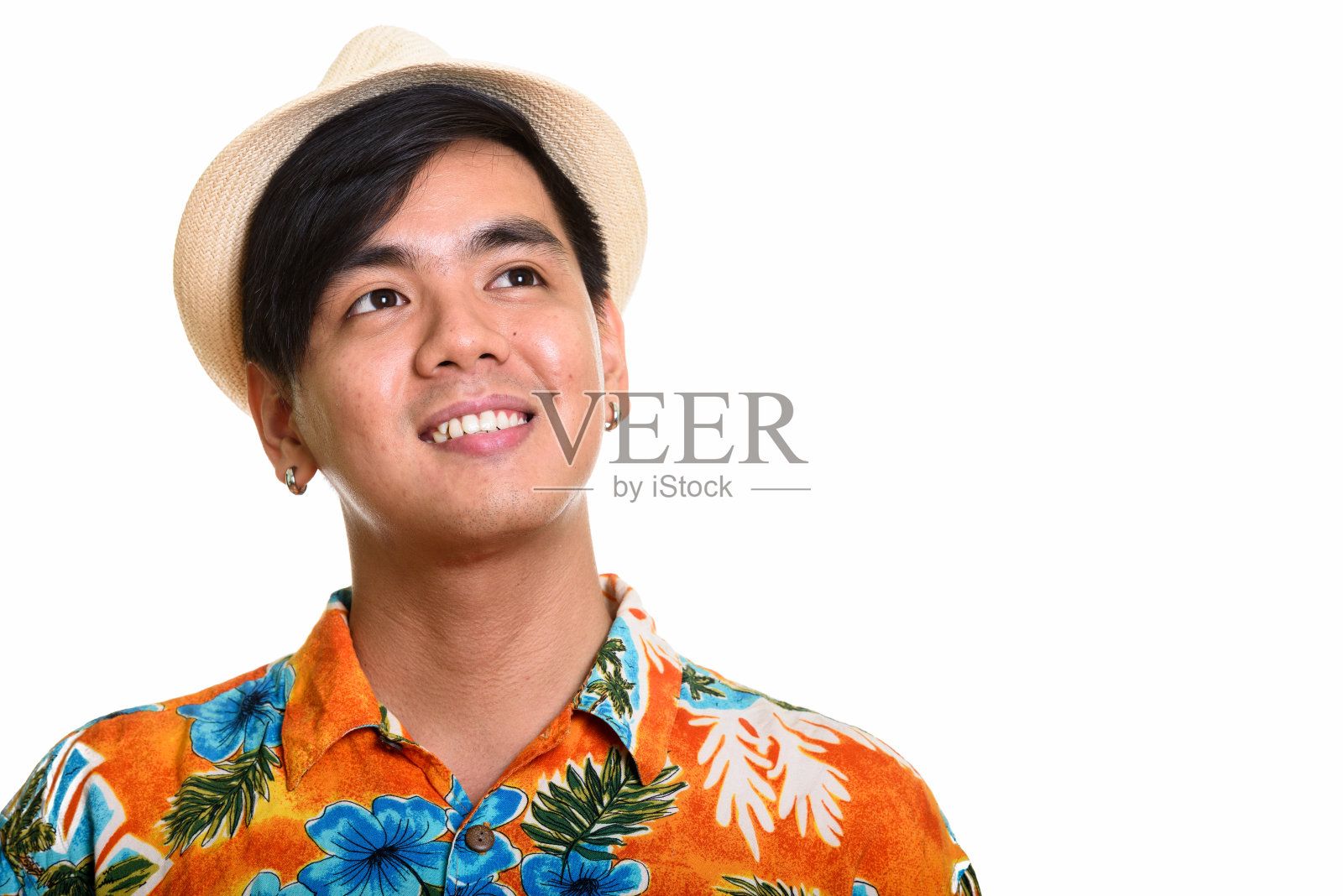 年轻快乐的亚洲游客的近距离微笑而思考照片摄影图片