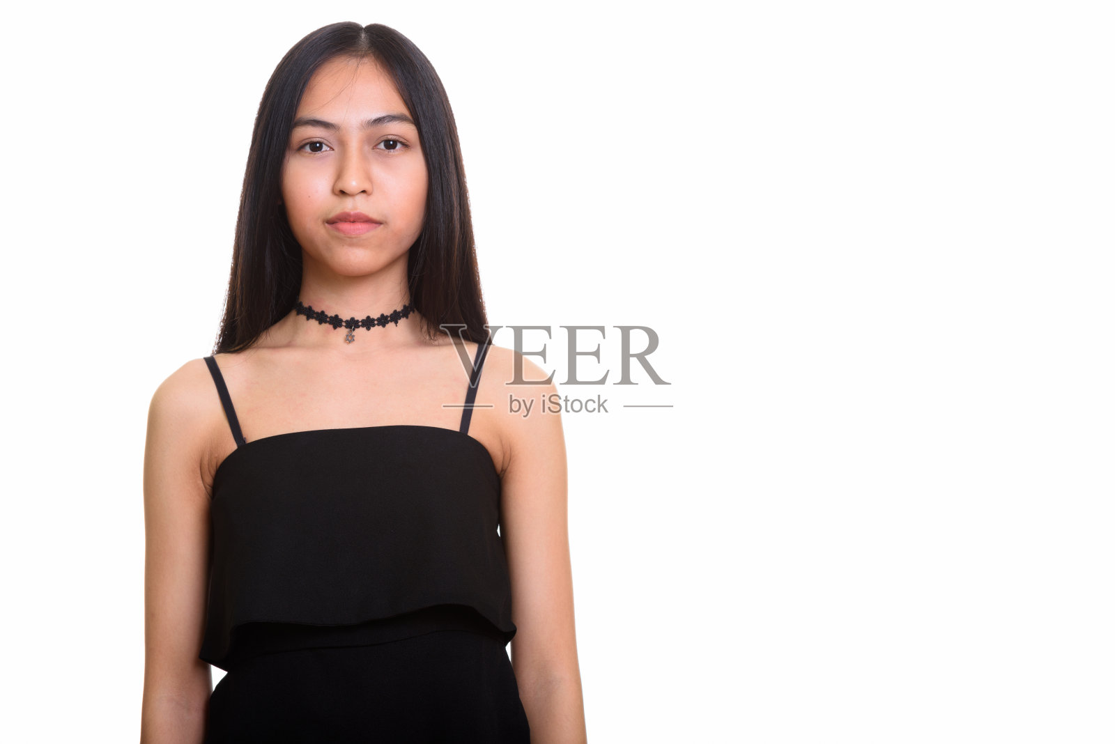 年轻可爱的亚洲少女对白色的背景照片摄影图片