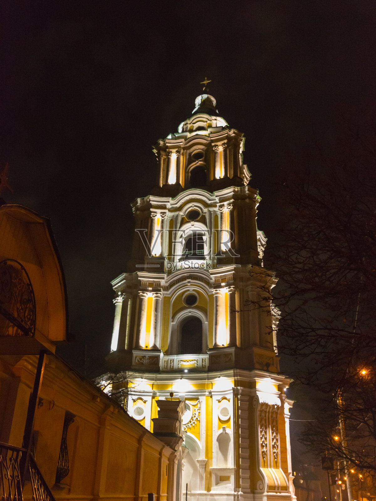 切尔尼戈夫三一大教堂的夜景照片照片摄影图片