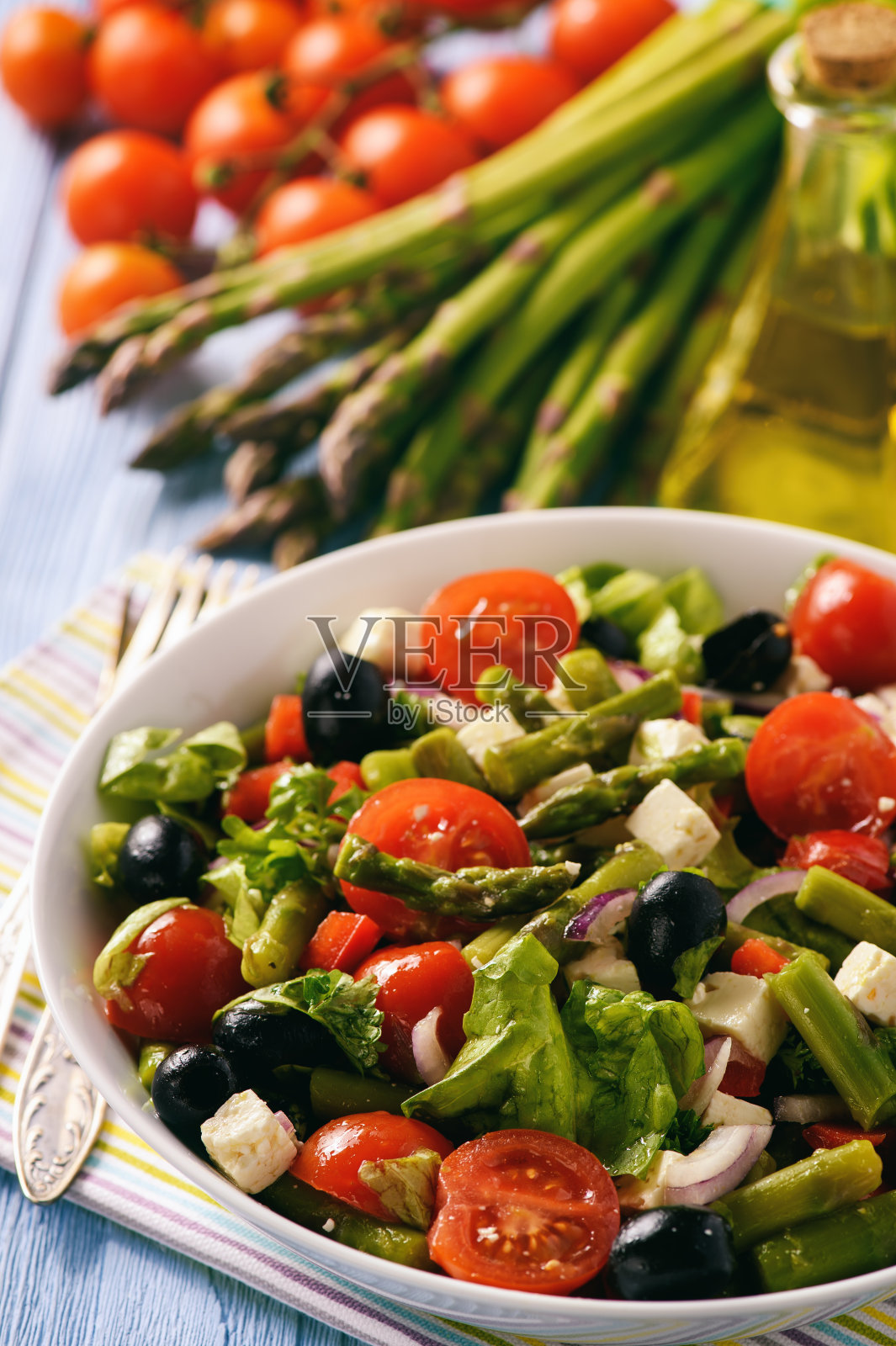 蔬菜沙拉配芦笋，西红柿，羊乳酪和橄榄。照片摄影图片