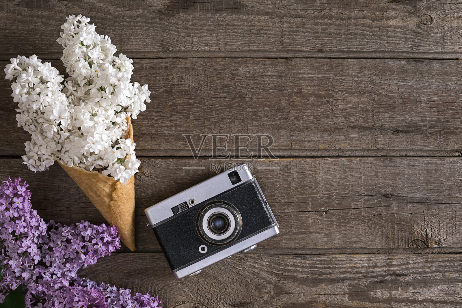 紫丁香花在乡村木制背景与空的问候信息。俯视图照片摄影图片