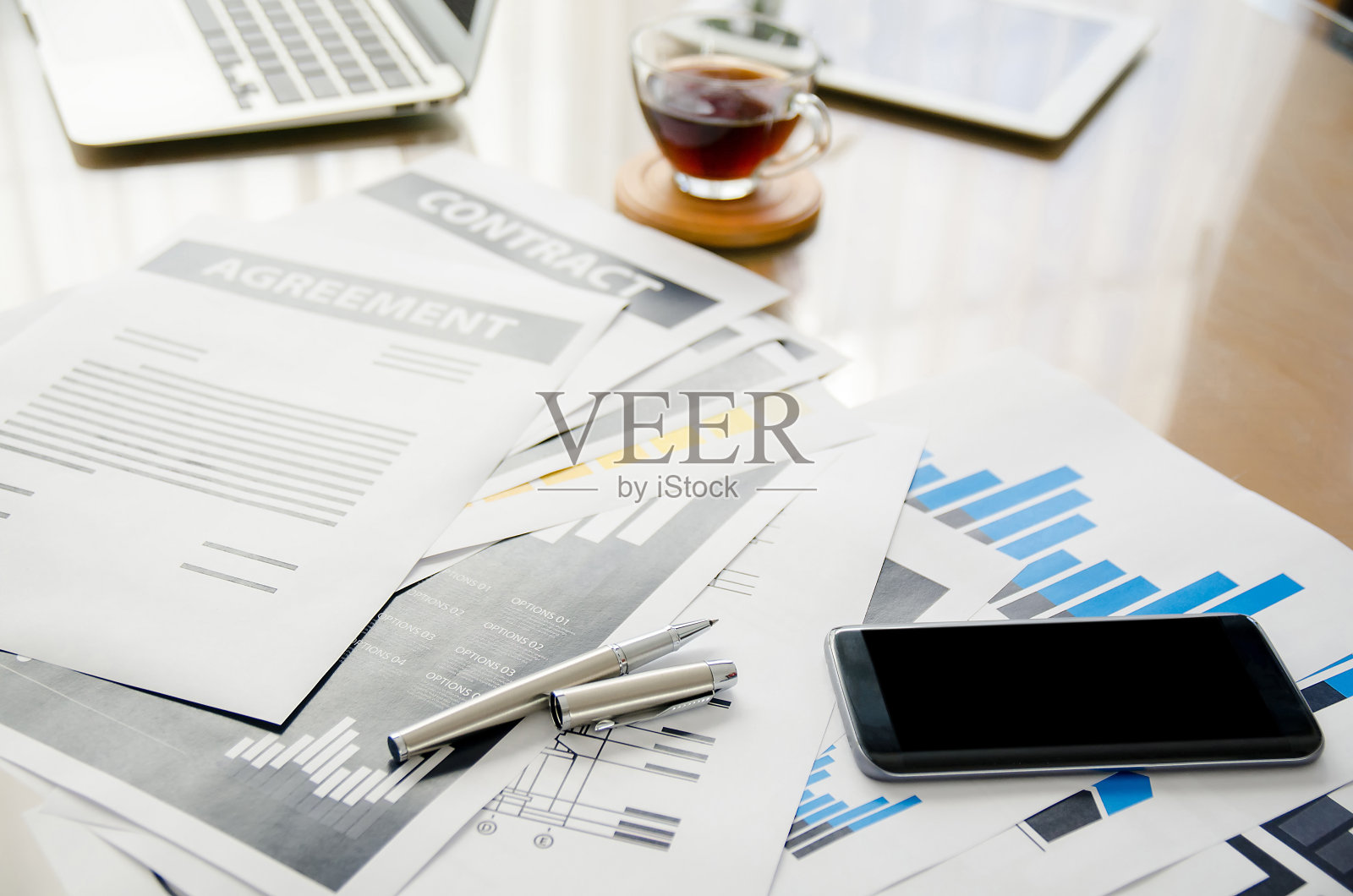 早上在办公室的办公桌，早餐和许多设备(工作场所概念)照片摄影图片