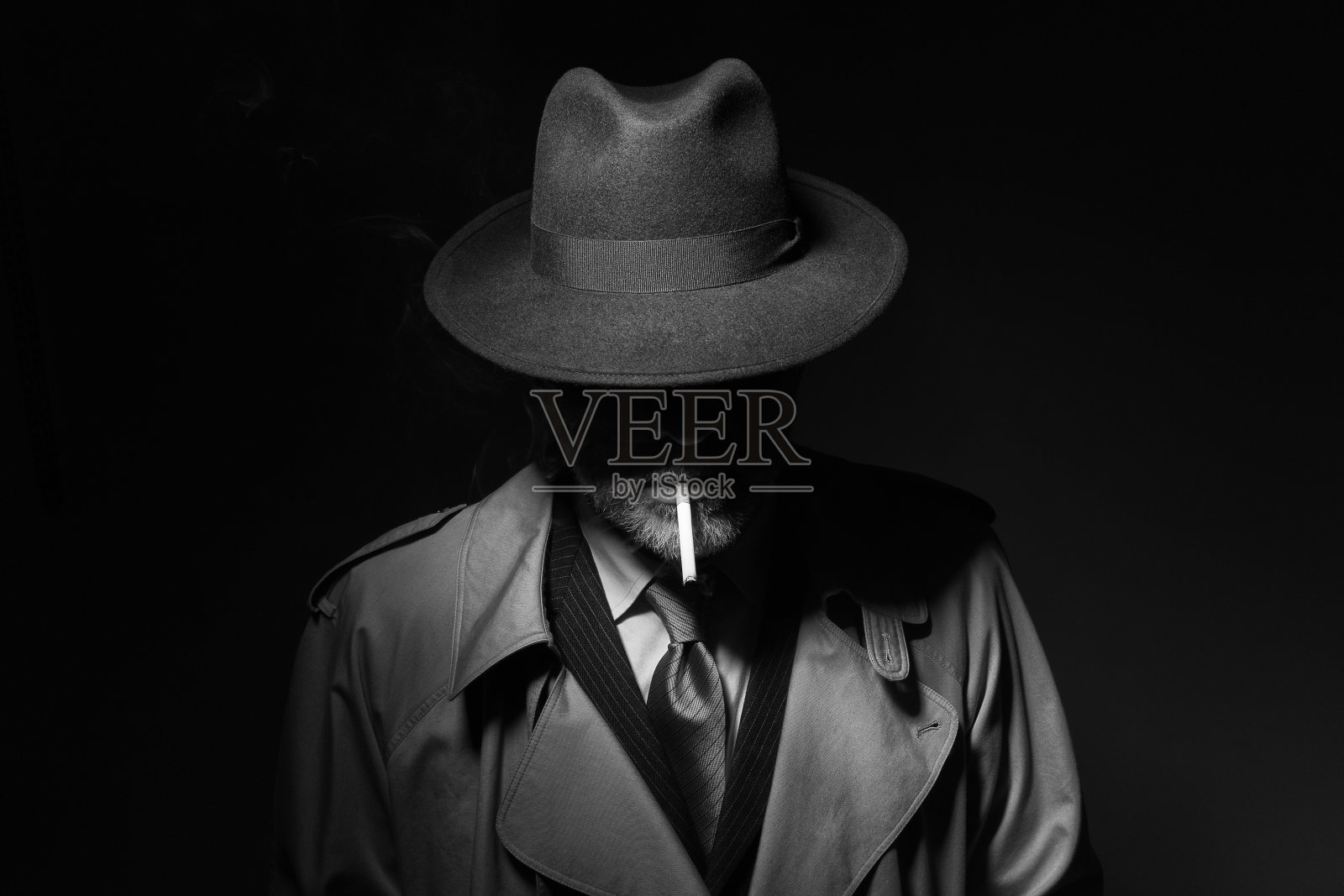 黑色电影中的角色正在抽烟照片摄影图片