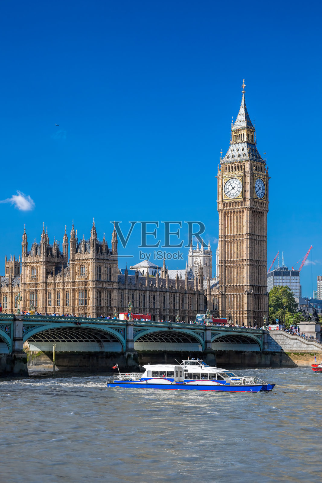 英国伦敦的大本钟和带有船的国会大厦照片摄影图片