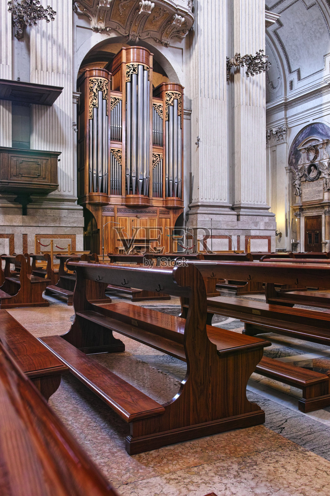 意大利博洛尼亚，2017年2月20日:意大利博洛尼亚的圣彼得罗尼奥大教堂内部景观照片摄影图片