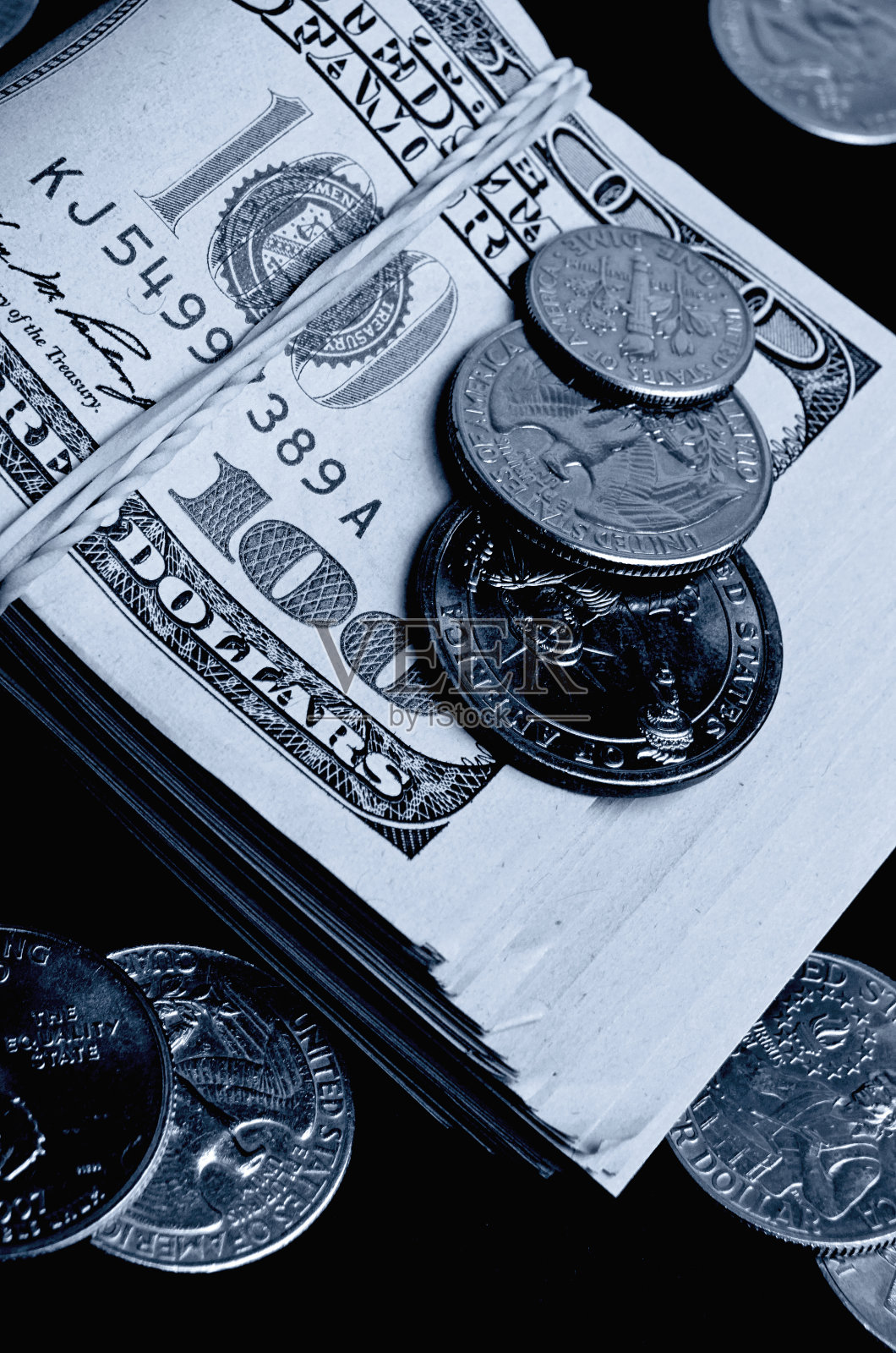 美国的黑白硬币和钞票。照片摄影图片