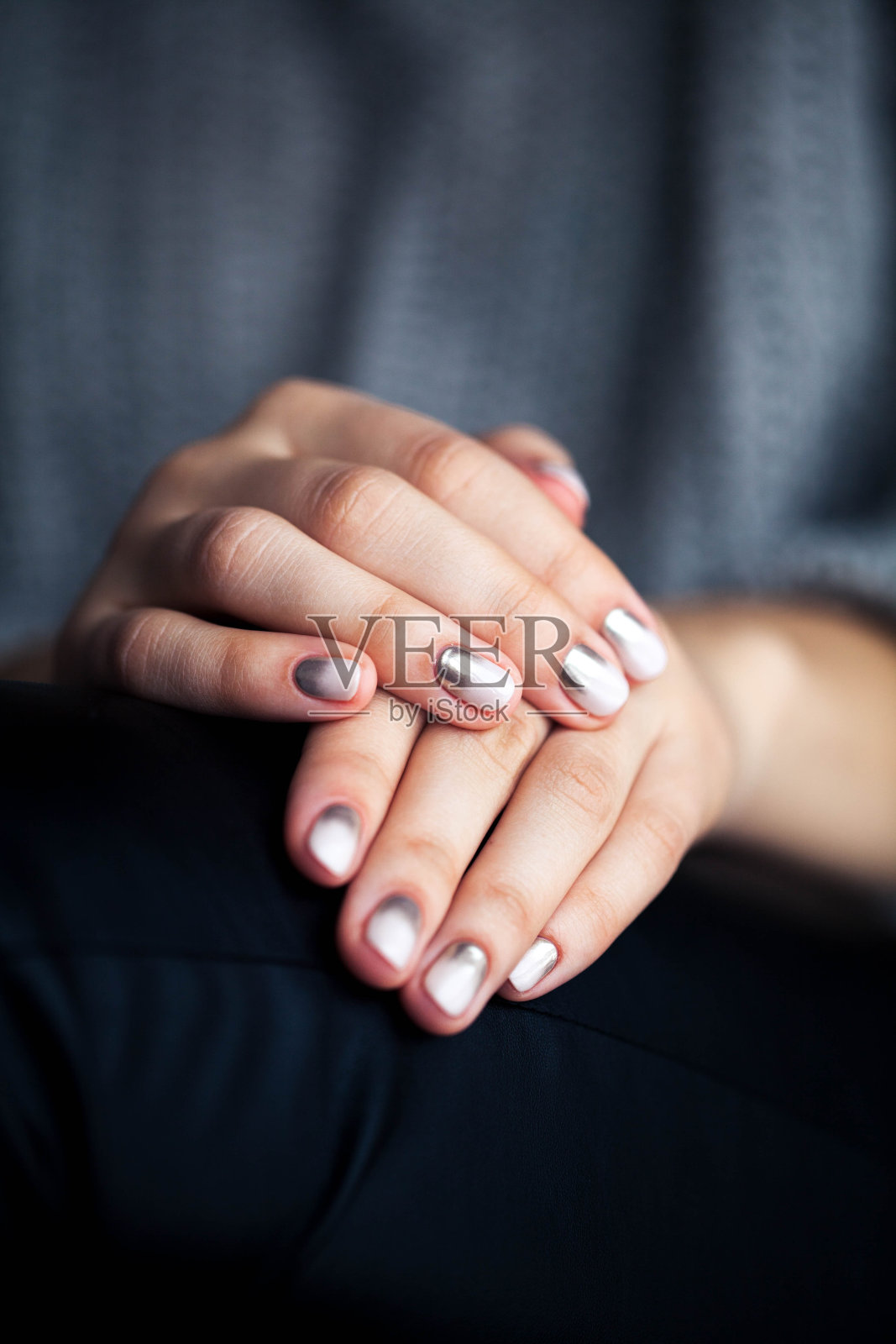 时髦的灰色指甲与溢流照片摄影图片