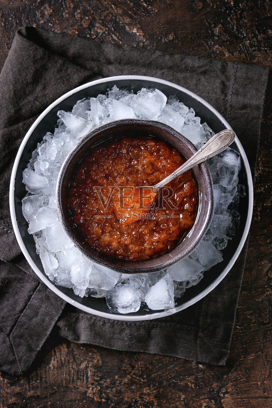 一碗红鱼子酱照片摄影图片