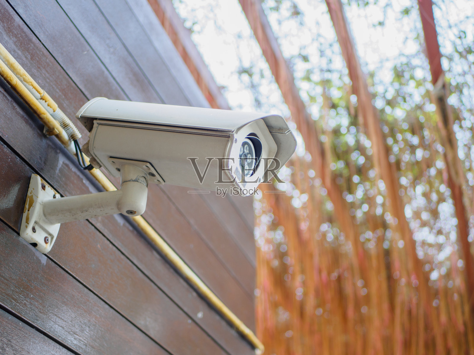 室外安全摄像头或闭路电视在天气密封支架。照片摄影图片