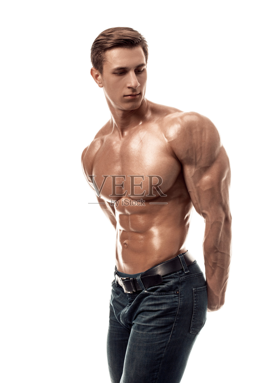 肌肉发达的英俊的年轻人，的躯干。在白色背景上隔离照片摄影图片