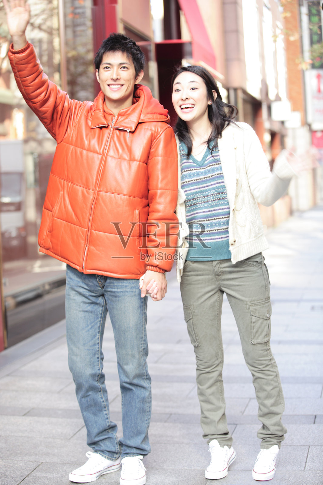 一对夫妇在街上挥手照片摄影图片