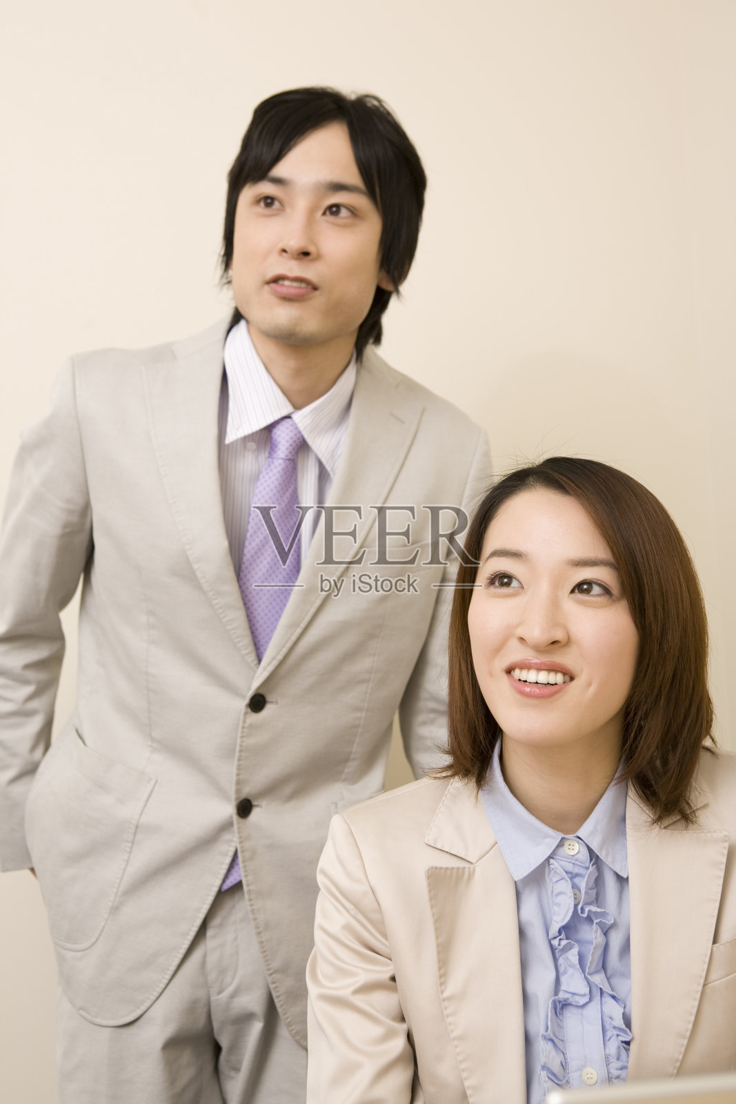 女性办公室职员和商人照片摄影图片