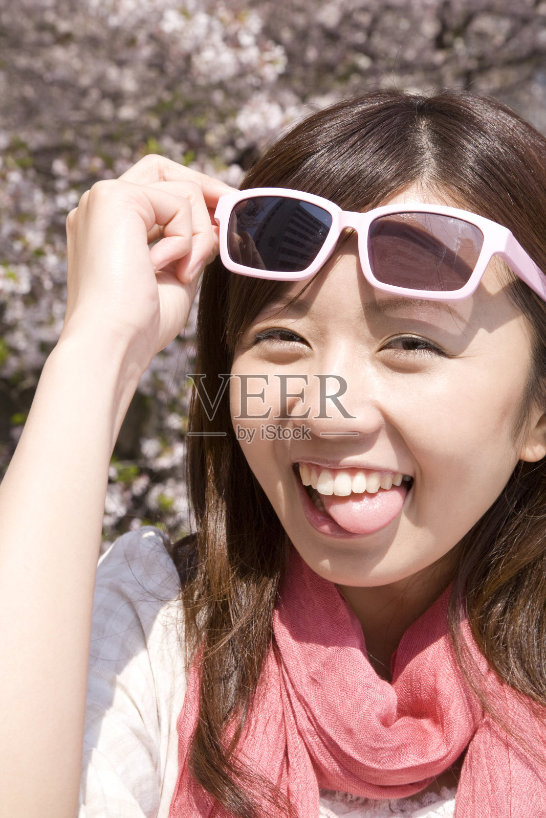 摘掉墨镜，同时舔一下女性的舌头照片摄影图片