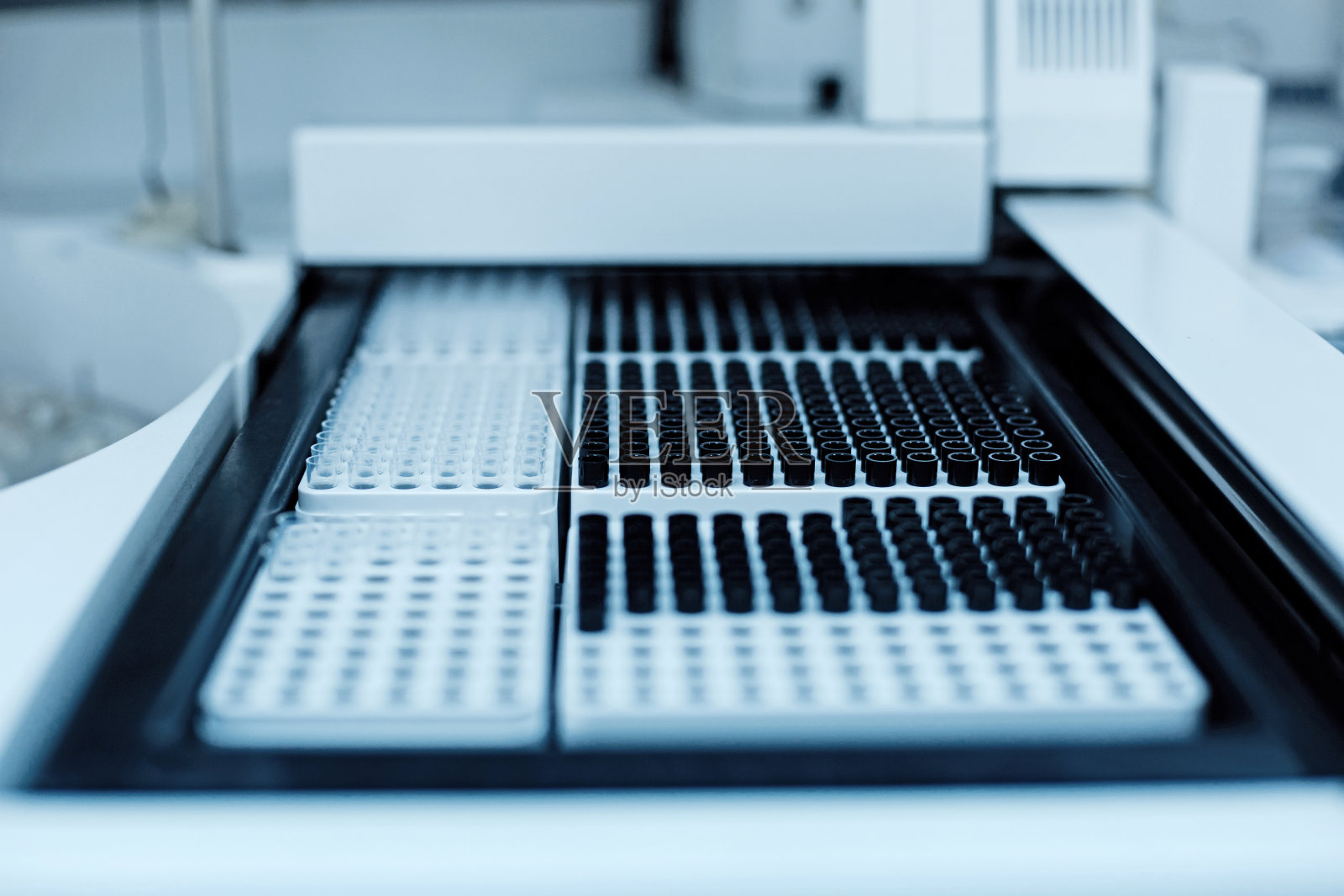 打开的盒子躺在桌子上照片摄影图片