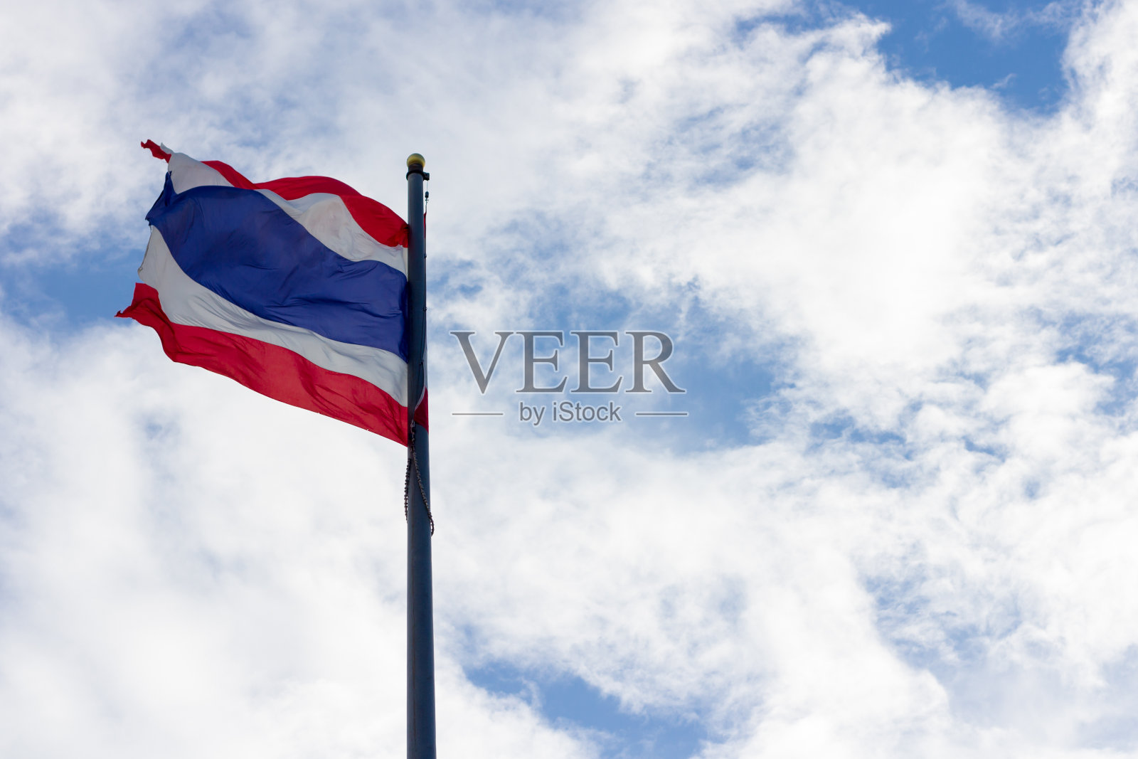 在蓝天背景下挥舞泰国国旗的图像。照片摄影图片