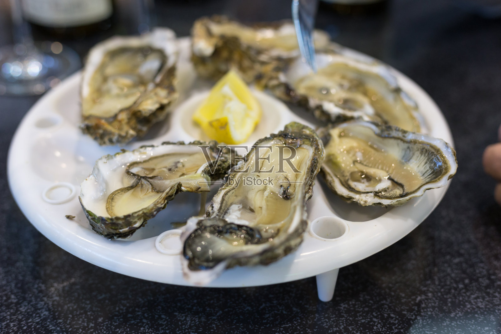 晚餐配有一盘牡蛎和柠檬酒照片摄影图片