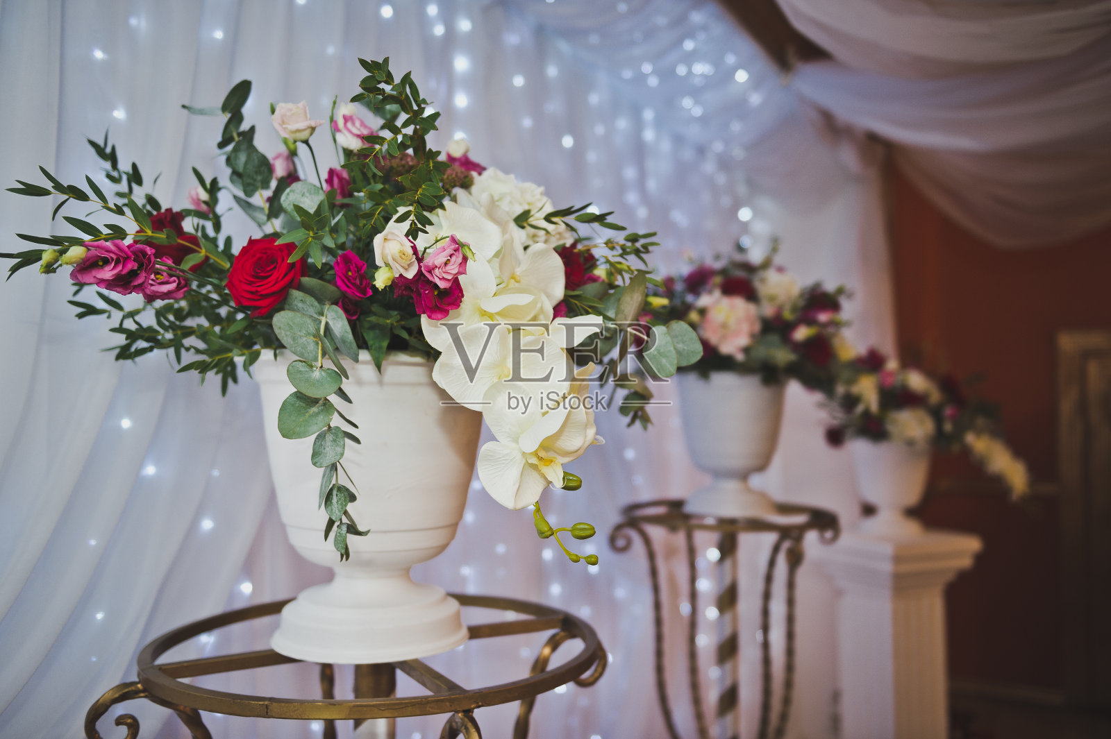 大厅用鲜花和布艺装饰着。照片摄影图片