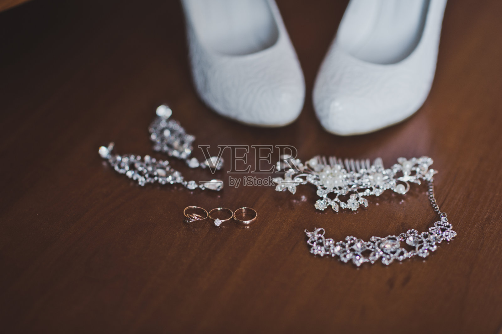 宴会前的节日服装。照片摄影图片