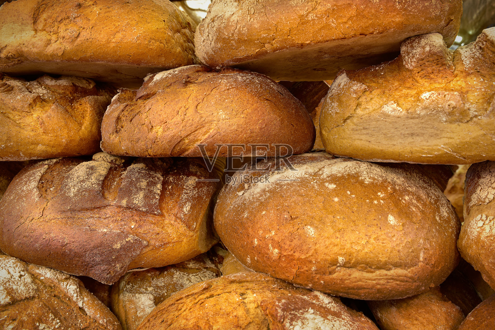 集市广场上的传统抛光面包。照片摄影图片