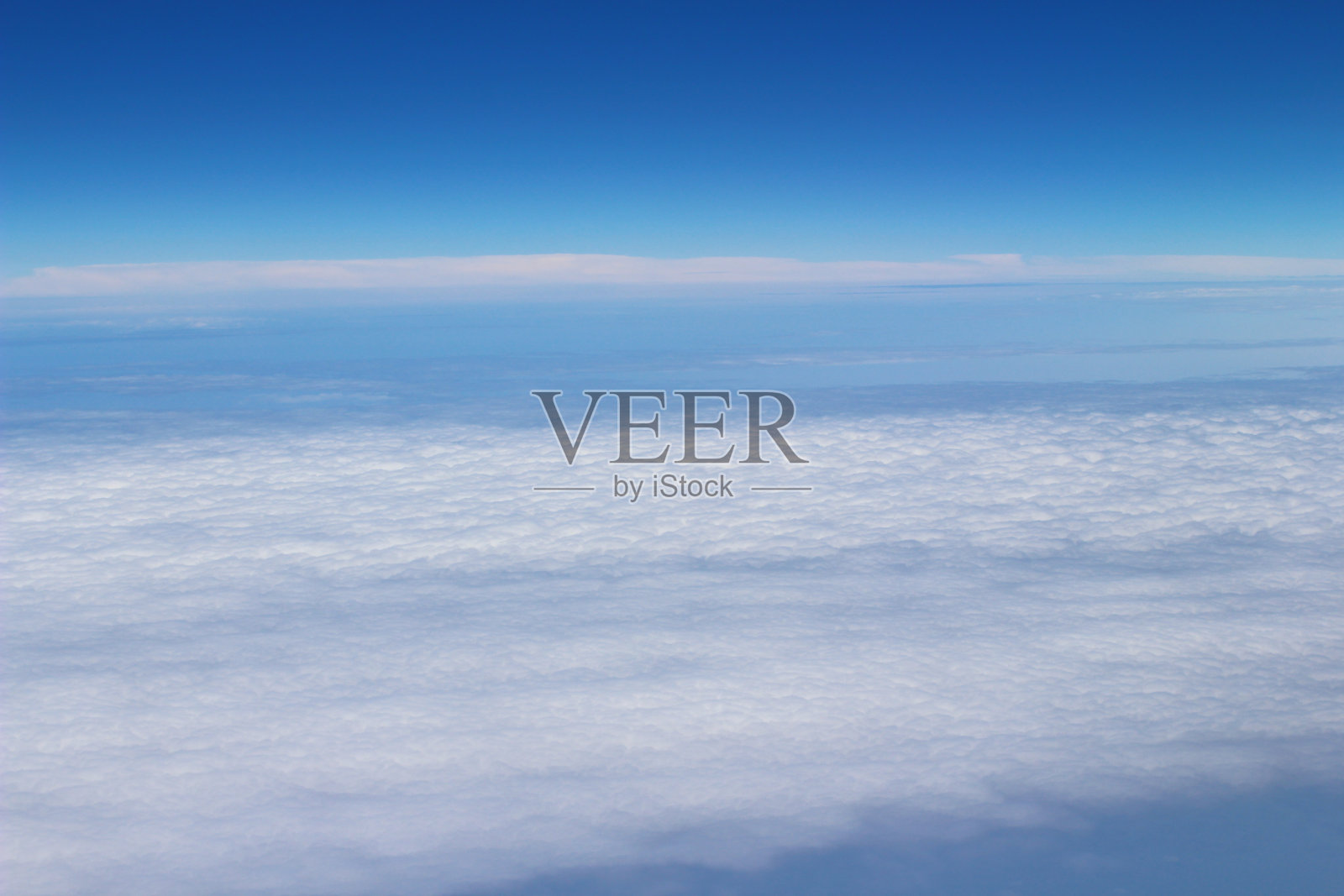 从飞机上俯瞰蓝天白云形状照片摄影图片