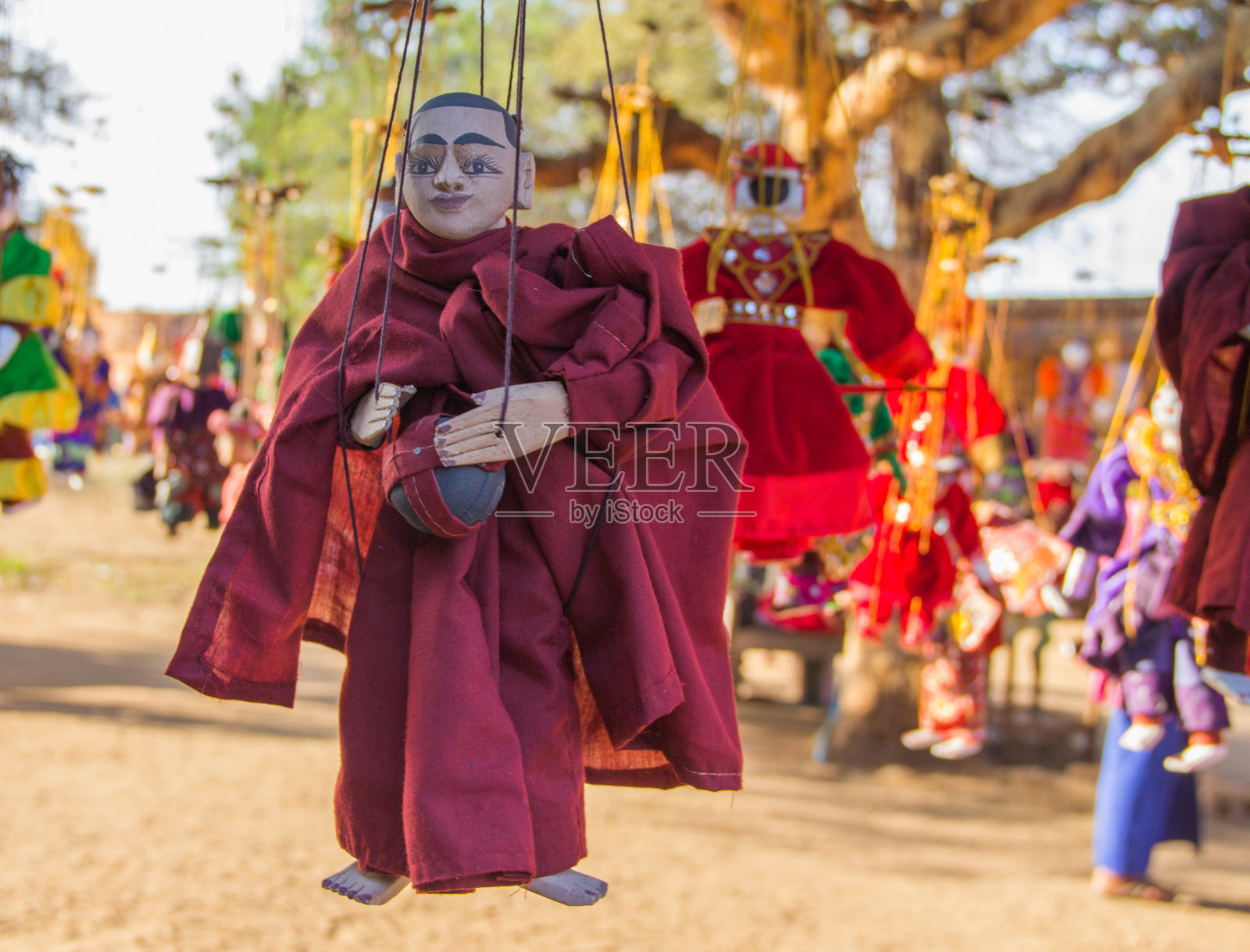 缅甸传统手工艺和尚木偶照片摄影图片