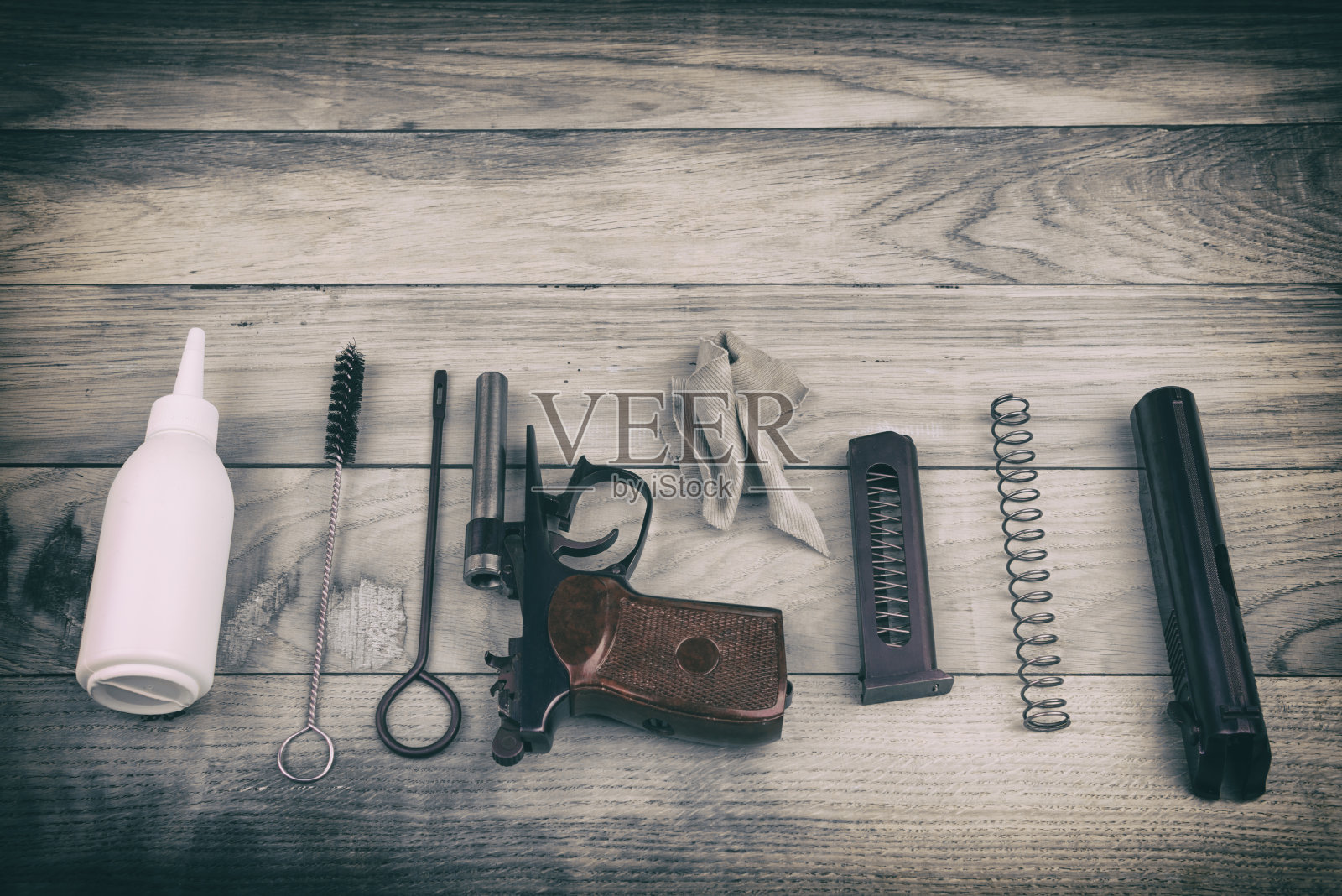 手枪和清洗套件分开部件，复古效果照片摄影图片