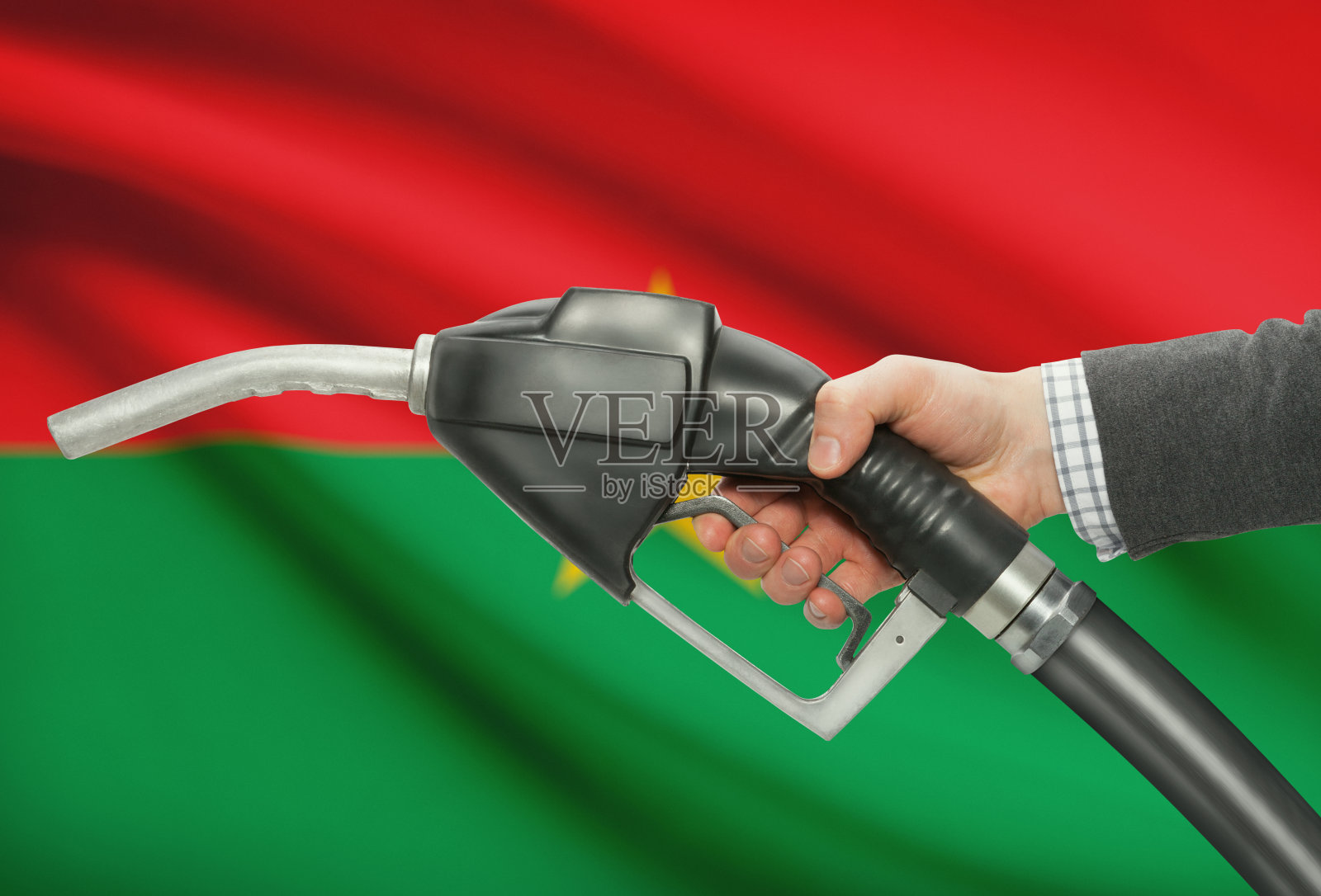 燃油泵喷嘴手与国旗背景-布基纳法索照片摄影图片