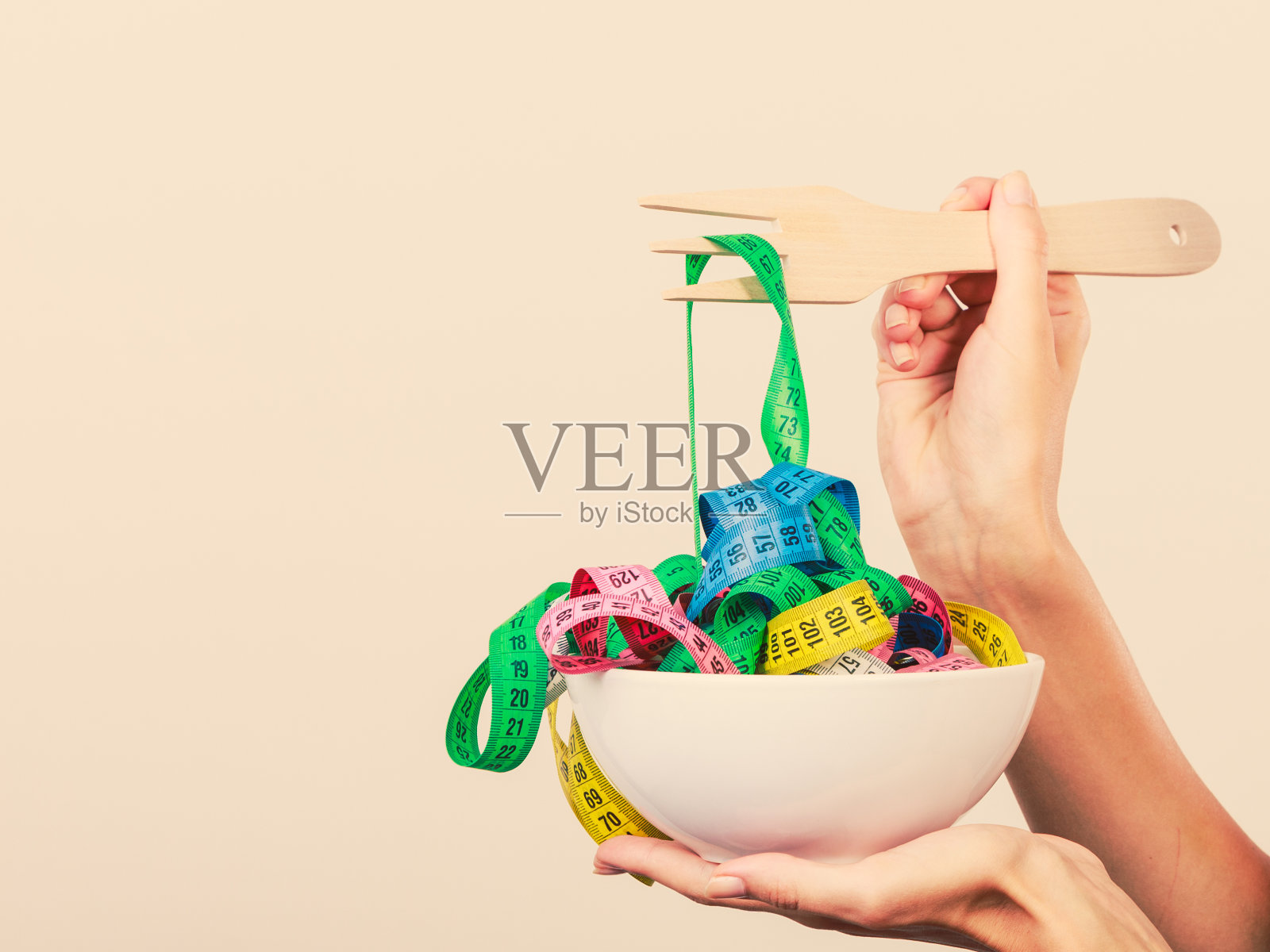 饮食。人手和卷尺在碗里照片摄影图片