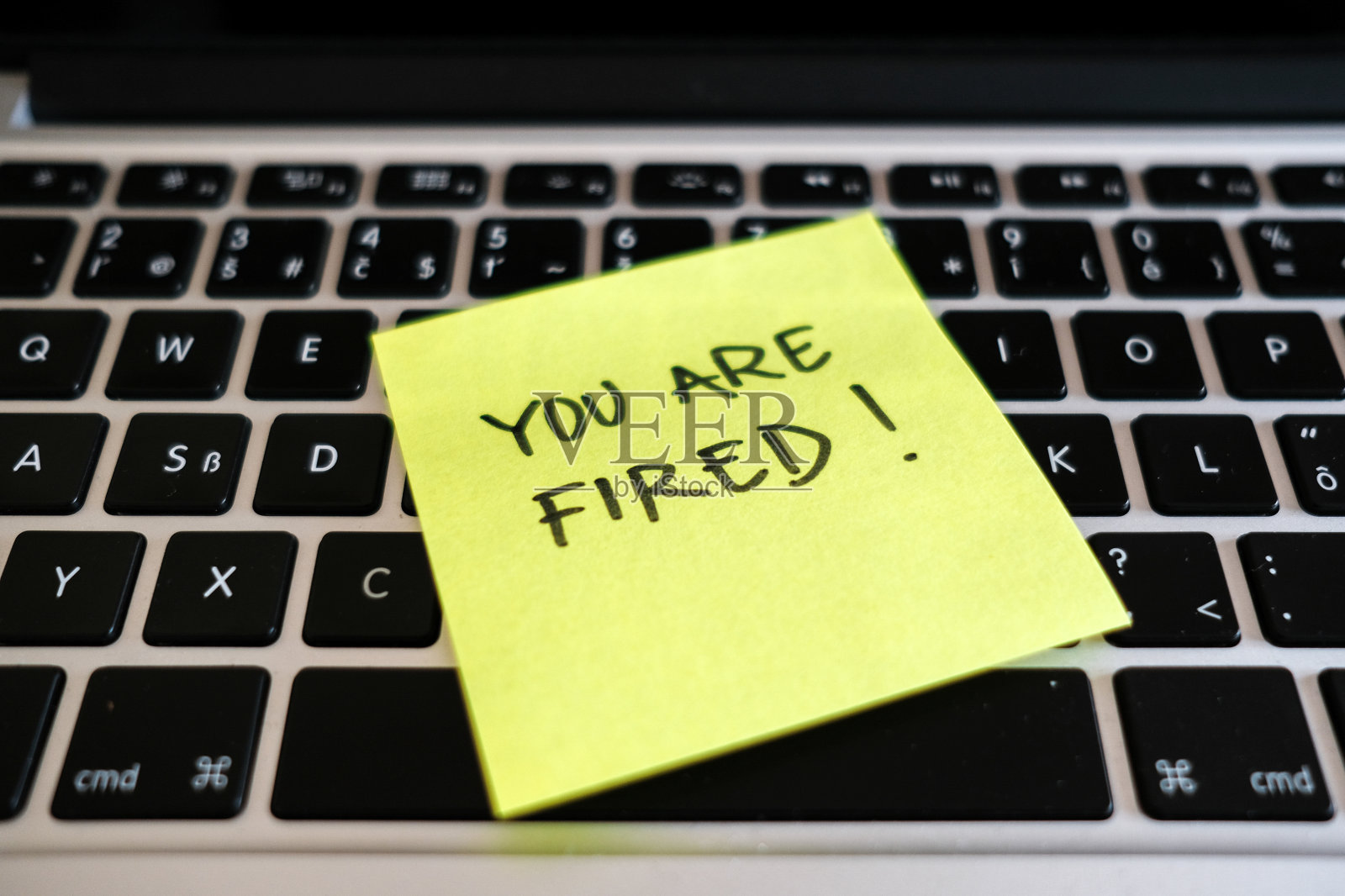 你被解雇了。解雇，裁员，办公室里的裁员信息。照片摄影图片