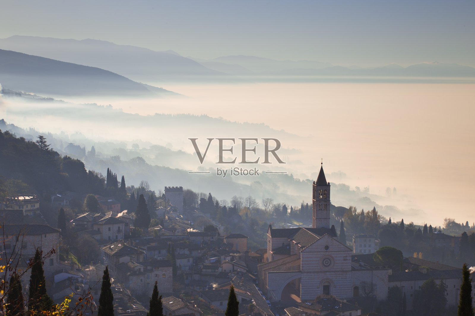 阿西西的圣克莱尔教堂有雾照片摄影图片