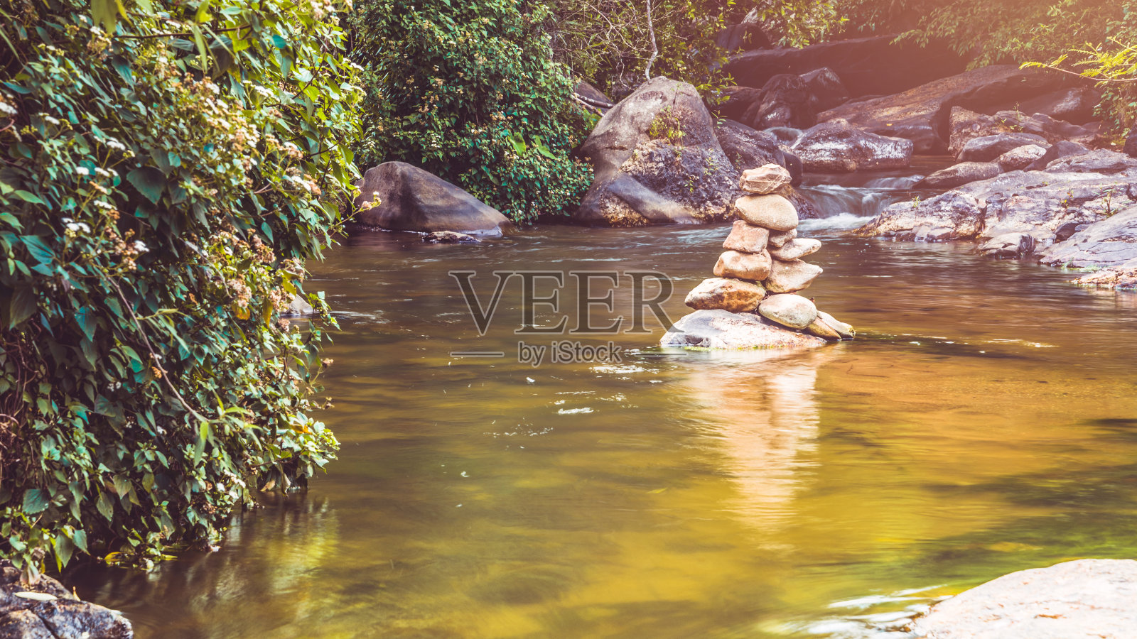 背景壁纸自然森林山瀑布。泰国doi inthanon照片摄影图片