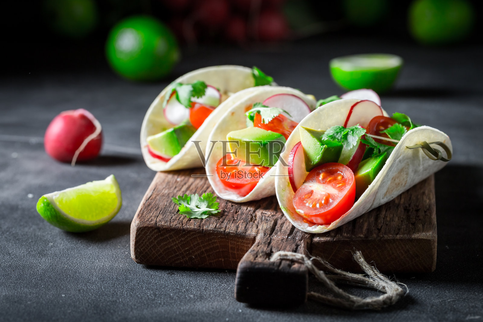 墨西哥玉米饼配新鲜蔬菜和酸橙照片摄影图片