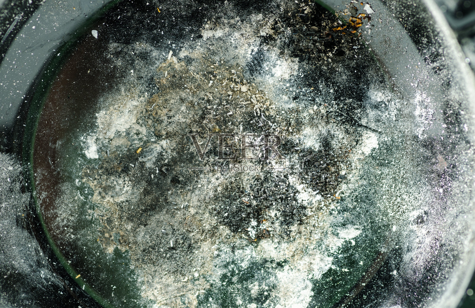 烟灰缸。肮脏的陶瓷黑色烟灰缸。照片摄影图片