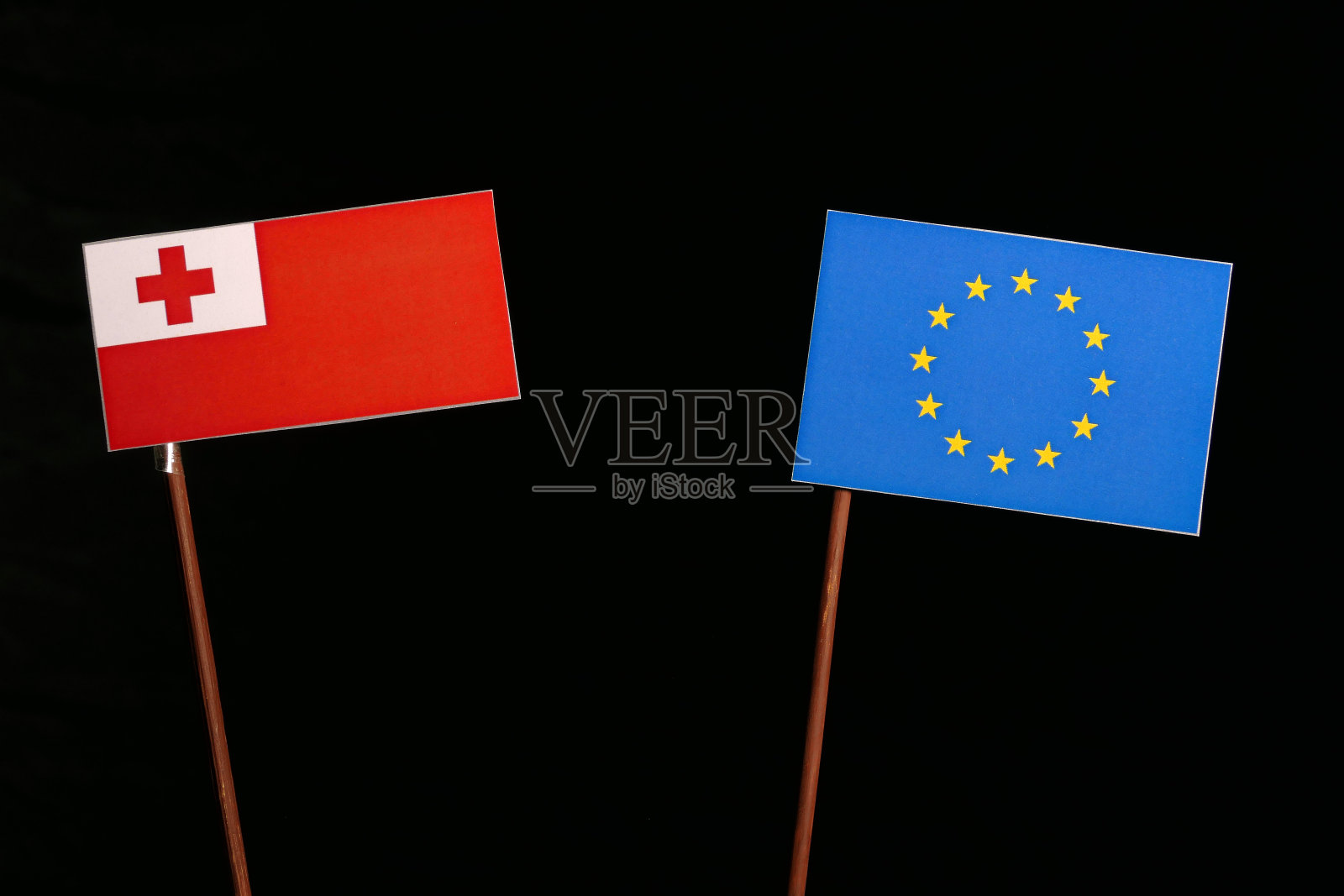 汤加国旗，以黑色背景孤立欧盟国旗照片摄影图片