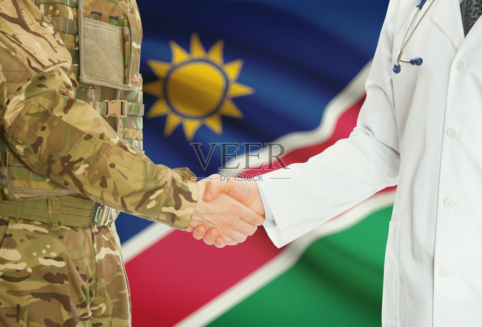 身着军装的军人和在背景中挥舞国旗的医生——纳米比亚照片摄影图片