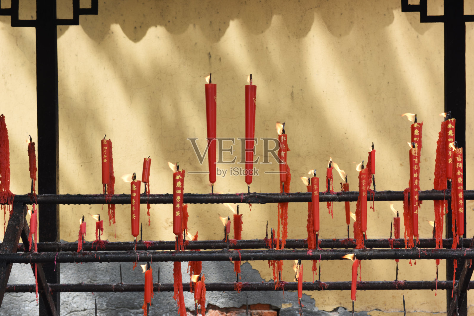 点灯敬佛。照片摄影图片