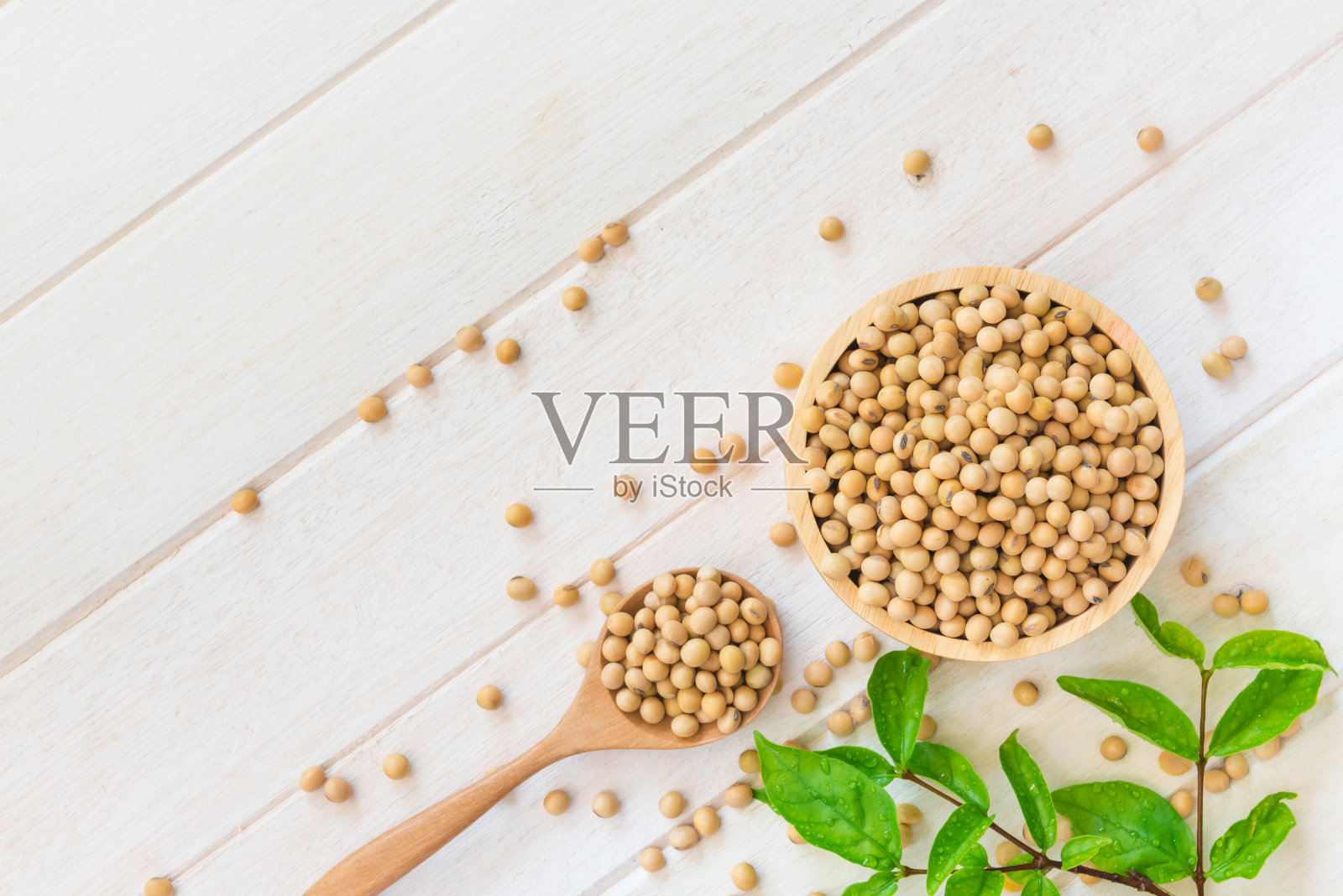 酱油放在白色的桌子上照片摄影图片