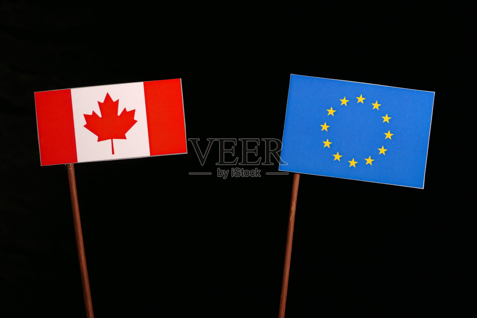 加拿大国旗与欧盟(欧盟)旗帜孤立在黑色背景照片摄影图片