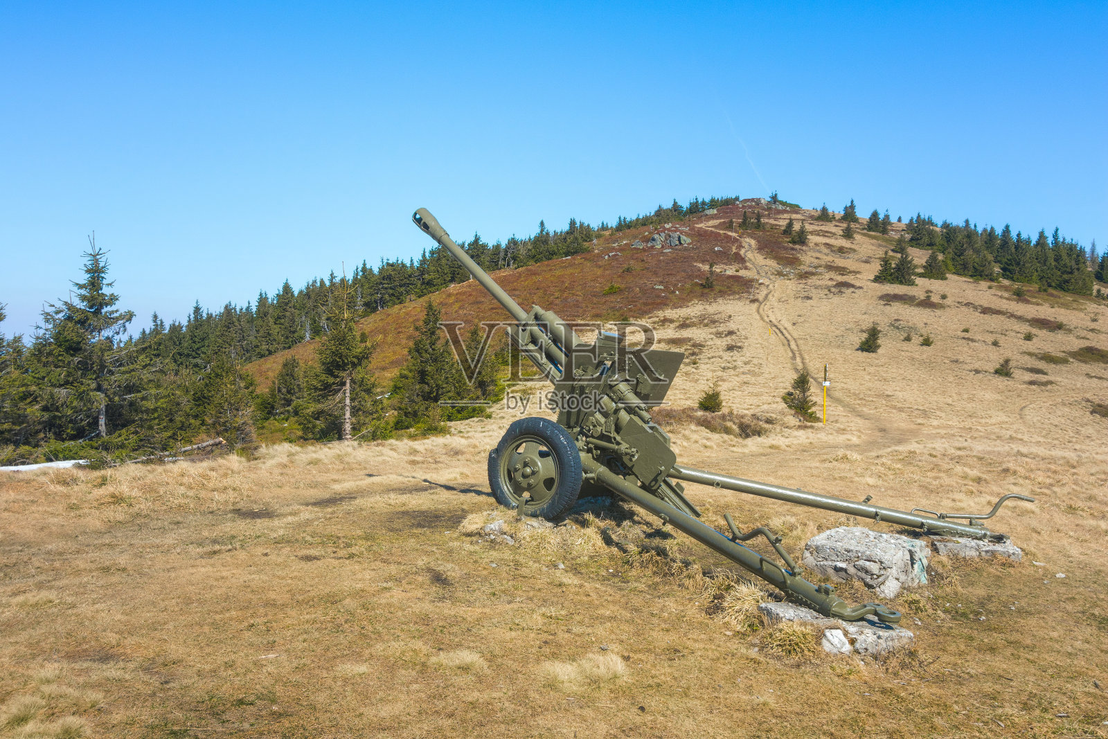 苏联二战时期的大炮，马拉法特拉山脉，斯洛伐克照片摄影图片