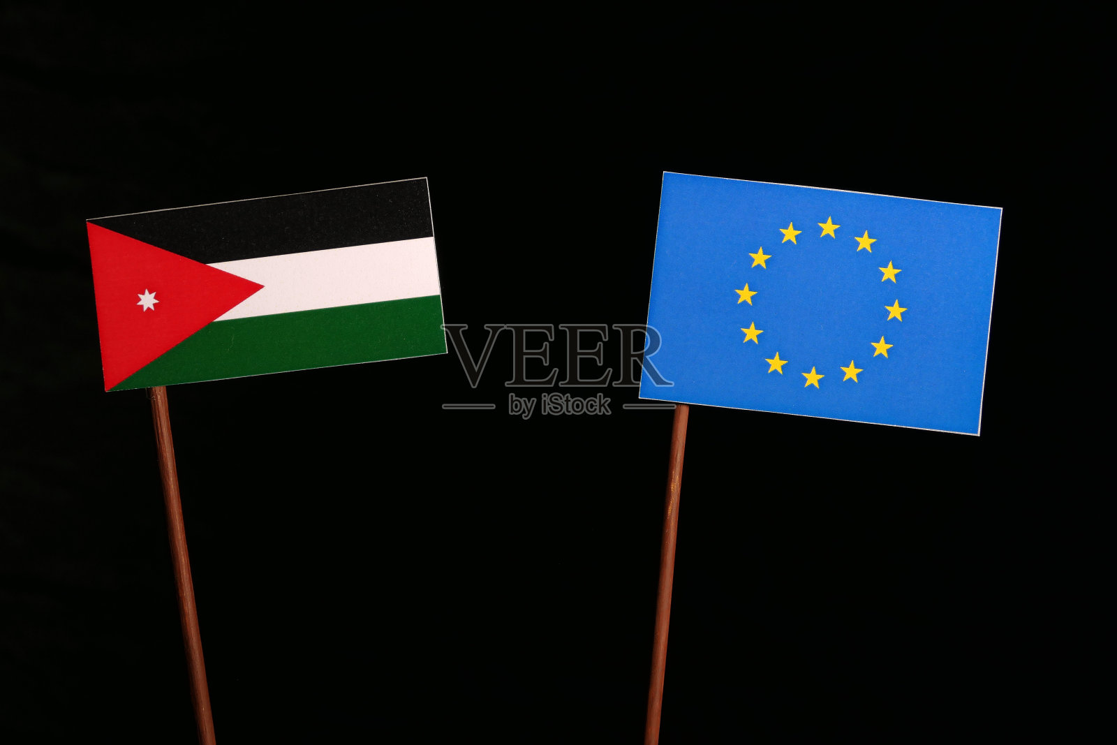 黑色背景下的约旦旗帜与欧盟旗帜照片摄影图片
