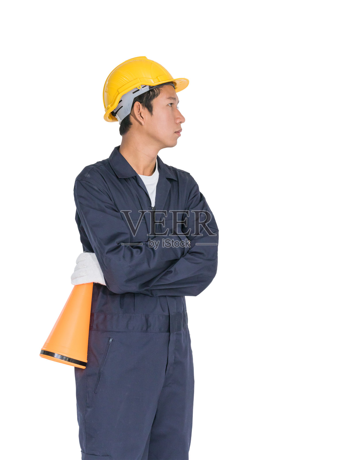 戴着黄色头盔，手持扩音器的年轻工人照片摄影图片