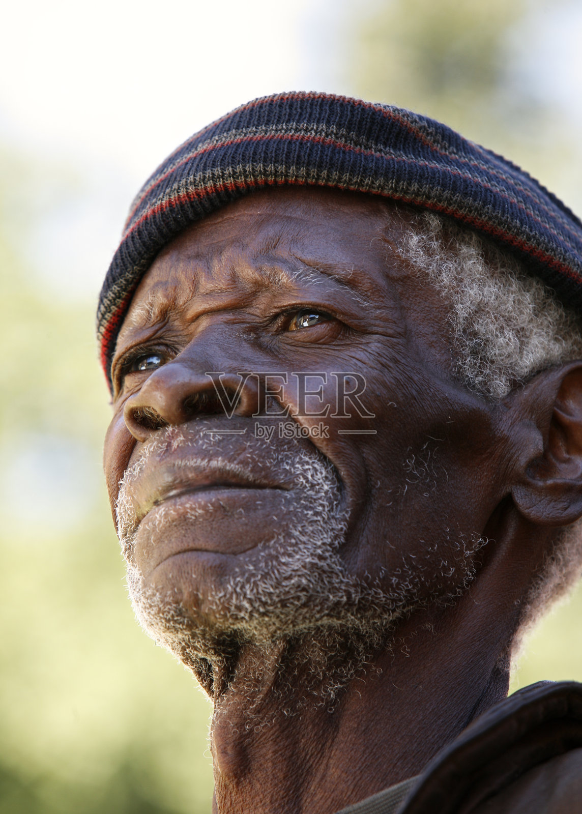 老非洲人皱眉肖像照片摄影图片